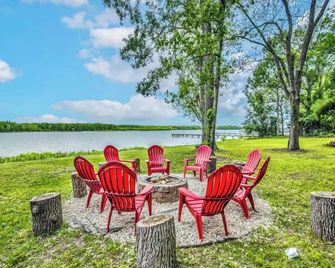 Brandnew Modern Farmhouse W/ Hot Tub, Playground, Kayaks & Fire Pits - Trinity - Patio