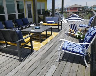 Barney's Beach House - Ocean Front Fenced in yard for dogs - Gilchrist - Balcón