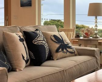 Panoramic Ocean View, one minute walk to Beach -sit, watch waves roll in! - Arch Cape - Living room