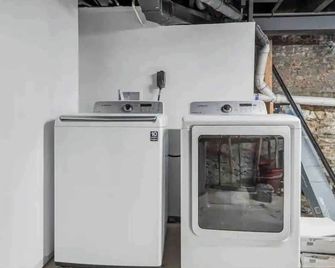 Urban Wonderland w/Hidden room! 3 Beds..Wine..Arcade - Baltimore - Laundry facility
