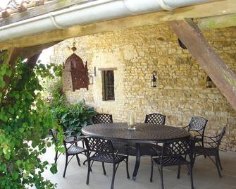 Very private, 5 bedroomed, detached farmhouse with own pool, peaceful location. - Champagne-Mouton - Patio