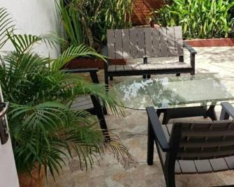 Rose's French getaway. - Chase Village - Patio