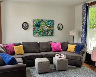 Historic home freshly renovated on the Bourbon Trail - Shelbyville - Huiskamer