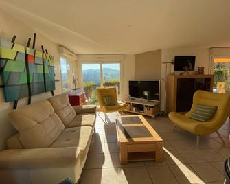 Véritable Lit et Petit-déjeuner français à la campagne - vue magnifique - Gerbaix - Sala de estar