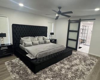 Towering Oaks Suite @ Arlington Entertainment District - Arlington - Bedroom