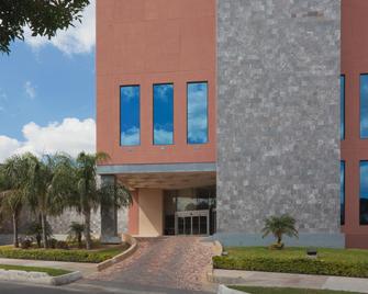 Best Western PLUS Nuevo Laredo Inn & Suites - Nuevo Laredo - Budynek