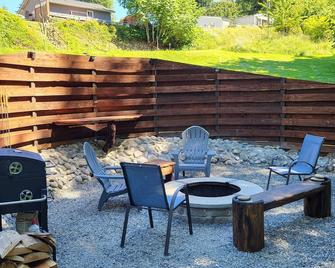 Our Creekside Cottage is located only a mile from the Olympic Discovery Trail. - Sequim - Patio