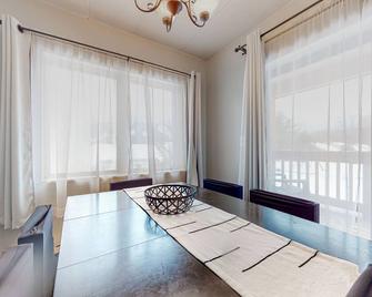 Comfortable condo with fireplace, pool, and sauna access - near slopes - 웨스트 도버 - 다이닝룸