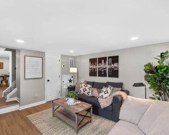 Lovely Gem w/ Perfect Combo of Flair & Class - Lutherville Timonium - Living room