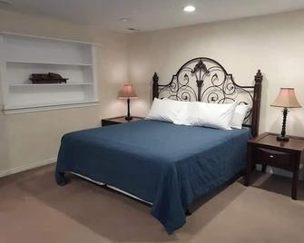 Spacious 9-bedroom house in welcoming South Jordan with WiFi, AC - South Jordan - Спальня