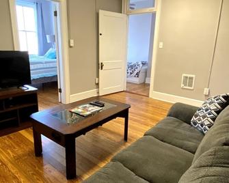 2 Bed Downtown Charles Town Condo w / Laundry Over Abolitionist Ale Works # 200 - Charles Town - Living room