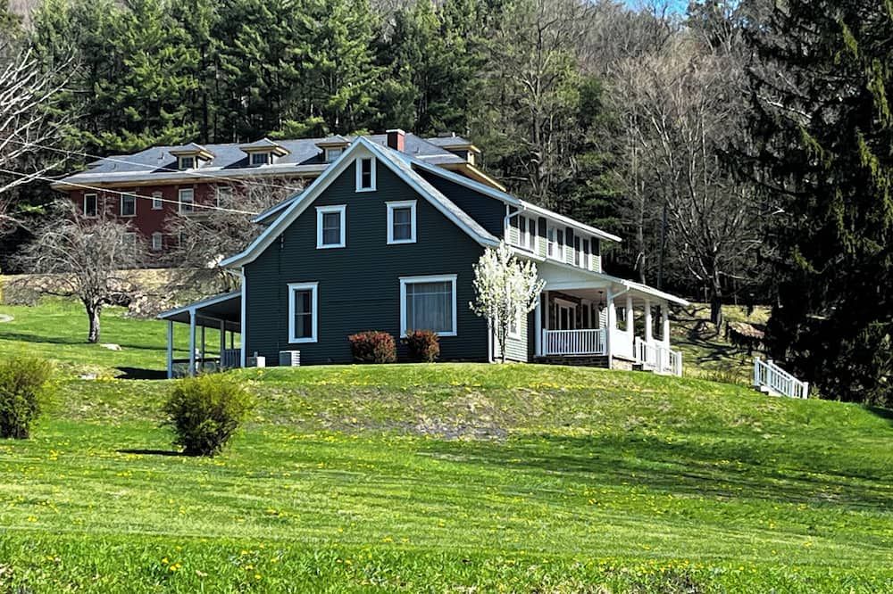 Manor House - a welcoming 5-bedroom getaway on 110 acres in Roaring Branch