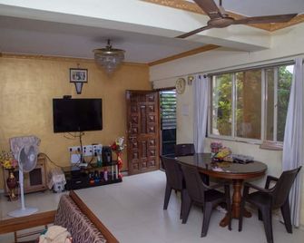 Karjat Mountain Villa - Karjat - Essbereich