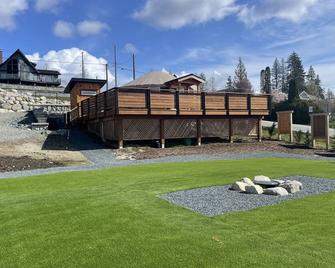 Ocean front luxury yurt on beautiful landscaped property - Powell River
