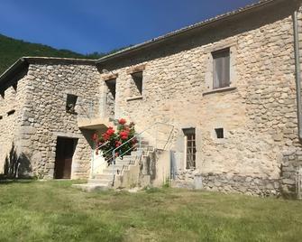 Holiday Home 'Fonfroide, Drome Provençale' with Mountain View and Private Garden - La Motte-Chalançon - Building