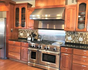 Spacious 4BR Near Lake Geneva - Minutes to Ski - Scenic Views & Wood Fireplace - Burlington - Kuchyň