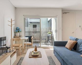Centrally Located Pyrmont Paradise with Patio - シドニー - リビングルーム