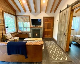 Modern cabin with private beach access in Blind Bay! - Blind Bay - Living room