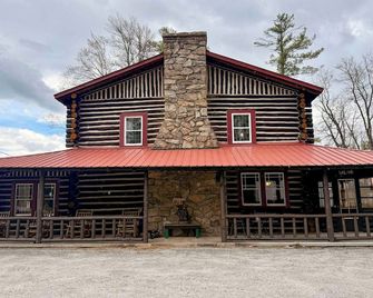 Authentic Log Cabin with Lake Views and Sauna - Chestertown - Building