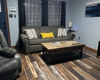 Evas retreat llc - Farmington - Вітальня