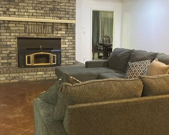 'Charming Escape: King & Queen Beds in a Quiet Neighborhood! - Mount Pleasant - Huiskamer