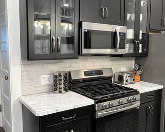 4 Bedroom Century Home in Niles, Ohio - Niles - Keuken
