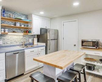 Scenic Studio On Lake Desoto With Patio! - Hot Springs Village - Cocina