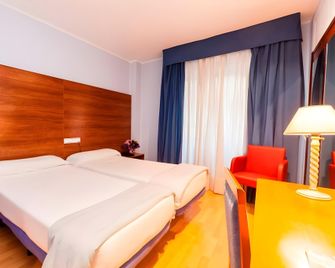Hotel City Express Covadonga - Oviedo - Bedroom