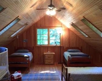 Large Crystalia Cottage along Famous M22 Vacation Corridor - Frankfort - Habitación