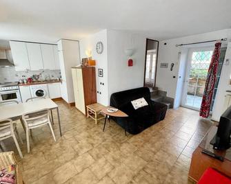 Framura, Ampio appartamento con terrazzo vista mare - Framura - Soggiorno