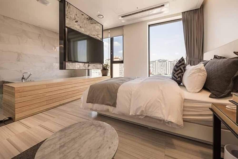 هوتل باي 204 دوبونغ