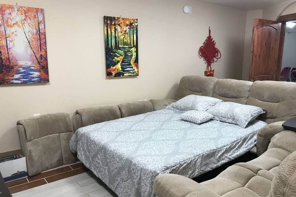 Delta Dome Home Basement Apartment - Delta Junction - Bedroom