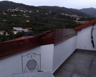 Newly renovated apartment top floor stone house - Dolcedo - Balcony