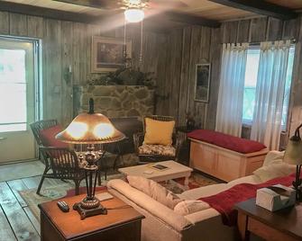 Mary's Place - Studio surrounded by nature but close to High Point - High Point - Living room
