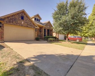 6 Mi to Dtwn Mansfield! Family Getaway with Patio - Mansfield - Building