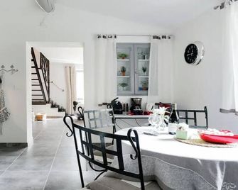 Tranquil Retreat: Discover Picturesque Countryside Farmhouse With Pool - Menerbes - Eetruimte