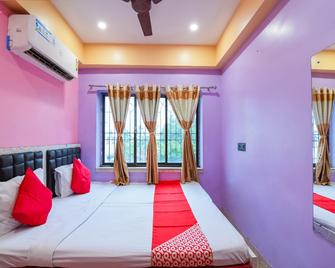 Hotel Red Velvet - Kānchrāpāra - Bedroom