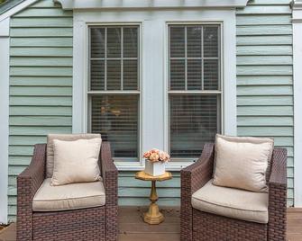 Be Our Guest at The Cottage, Walkable to UNC & downtown Chapel Hill - Chapel Hill - Patio