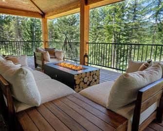 Mountain Modern River Retreat one mile from Glacier Park & 30 mi from Whitefish! - West Glacier - Balcón
