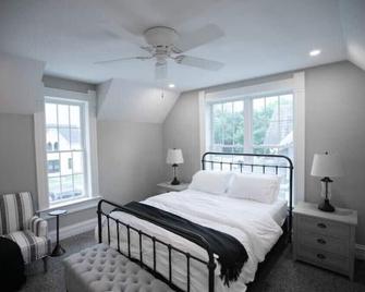 Restored Queen Anne Cottage - Maquoketa - Bedroom