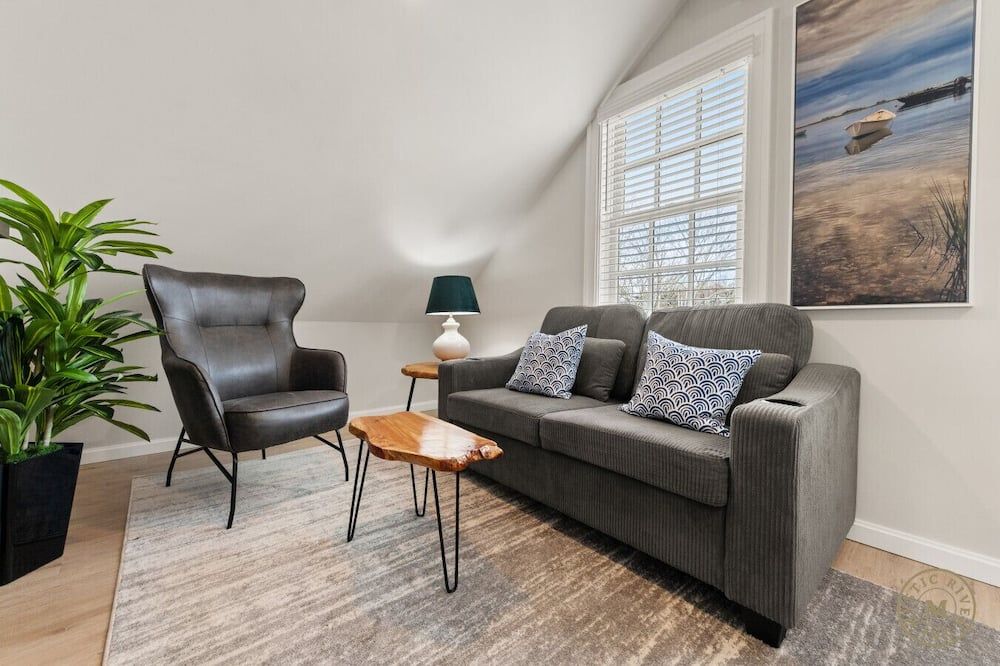 The Mystic River Inn - Downtown - Groton - Living room