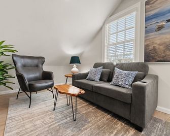 Captain`s Suite 301 · walk Mystic-Downtown - Groton - Living room