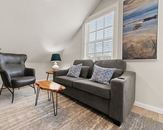The Mystic River Inn - Downtown - Groton - Living room
