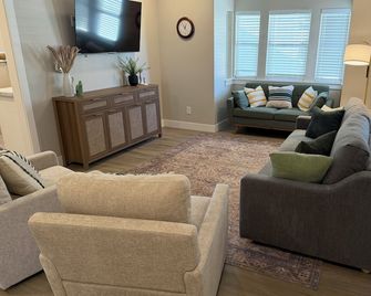 Charming 3BR/1BA Burley home w/ full yard, near park, shops & Snake River - Burley - Huiskamer