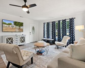 Dallas Dreamy Den 14 min Downtown - דאלאס - סלון