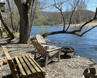 Relaxing waterfront studio on the Watuaga river! - Elizabethton