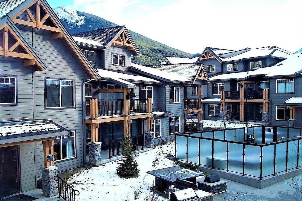 Luxurious Multi-level Condo in Premium Resort - Dead Man's Flats - مبنى