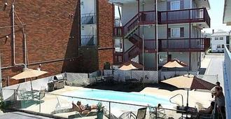 海洋寶石汽車旅館及公寓酒店 - 夕塞德高地 - 海邊高地 - 游泳池