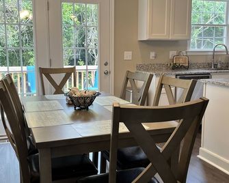 Beautiful, Newer Jamestown 3 Bedroom House - Jamestown - Comedor