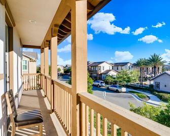 Cozy New 4Bedroom 4Bath home Chino 安靜小區4房4衛新房整租 - Chino - Balcony